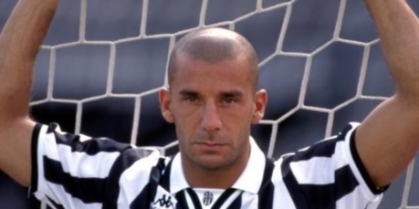 c7娱乐-维亚利离世，意足坛至悲：桑普的眼泪与曼乔的沉默