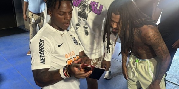 甲亢哥巧遇莫兰特与小贾伦，手持三折叠尽显球迷热情